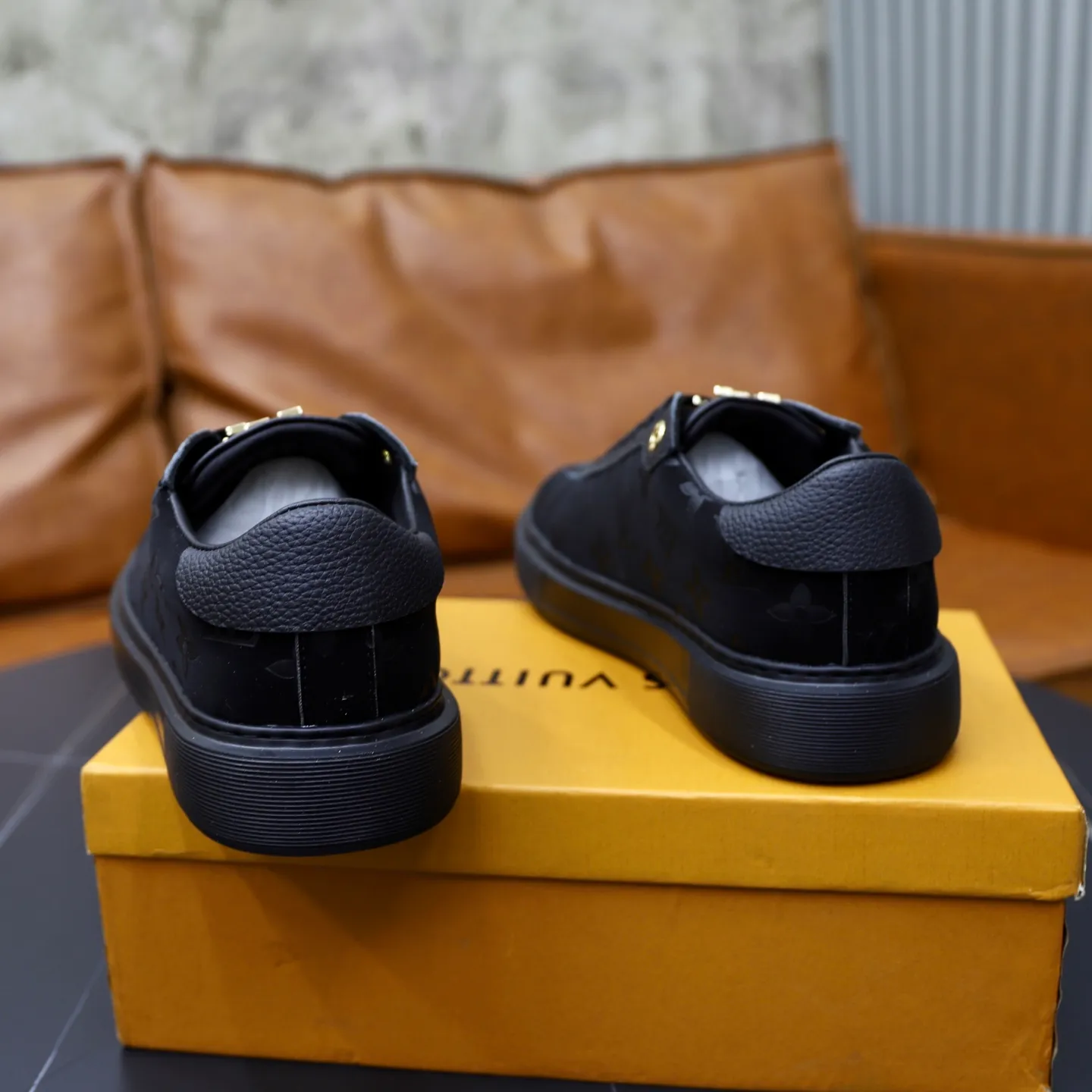 Ex-factory price: 440💰🙅‍♂️🙅‍♂️🙅‍♂️ Brand: LV Louis Vuitton Standard code: 38-44 (45 customized) Grade: Same as the official website Material: Original material splicing Comfortable and breathable lining Lightweight and wear-resistant sports outsole Style category: Men's fashion casual shoes Running sneakers Distinguished luxury brand elements Top luxury Color: actual picture color